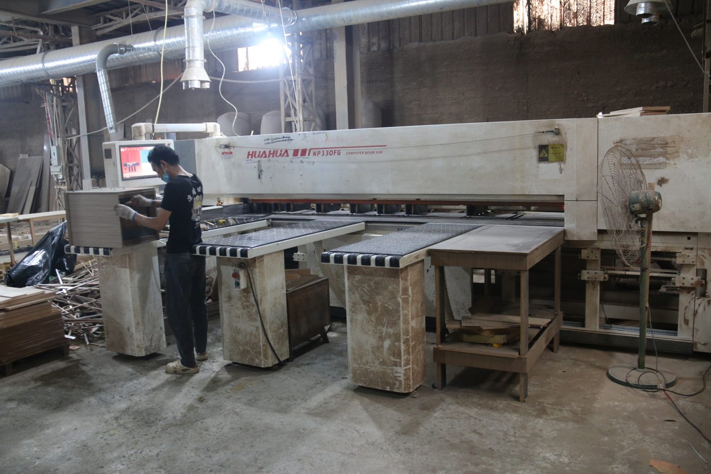凡高酒店家具木工车间电子锯开料设备 凡高酒店家具木工车间电子锯开料设备